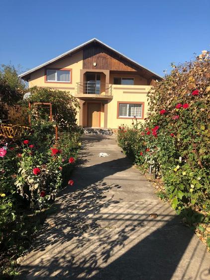Casă cu 6 camere cu Teren 1500 Mp în Călugăreni