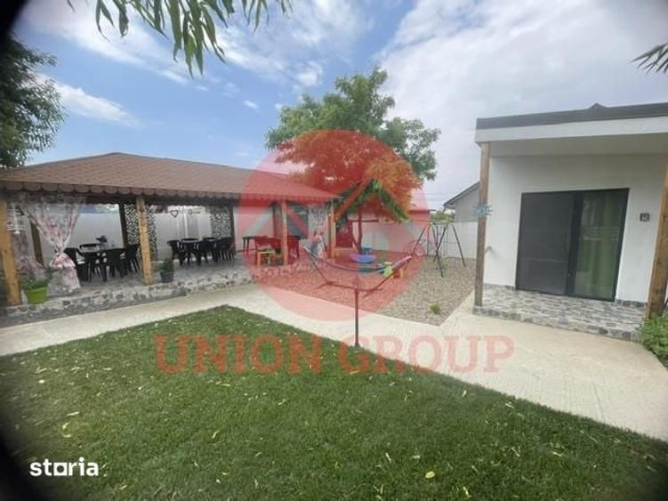 Spațiu comercial, de 215 mp, în Corbu