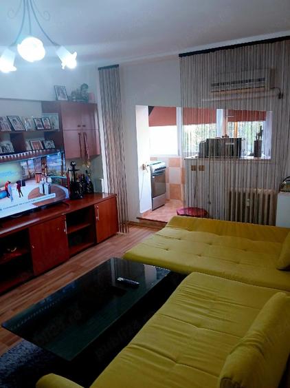 Apartament cu 3 camere semidecomandat în Dristor