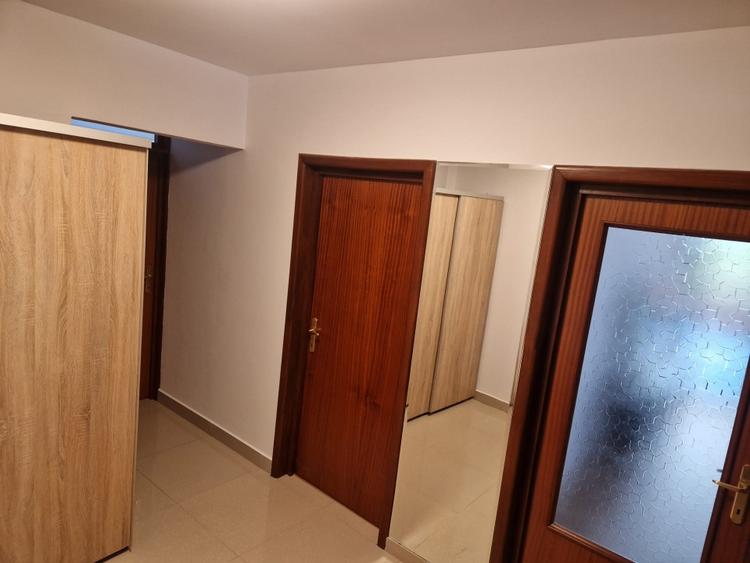 Apartament cu 3 camere semidecomandat, mobilat în Aviatorilor