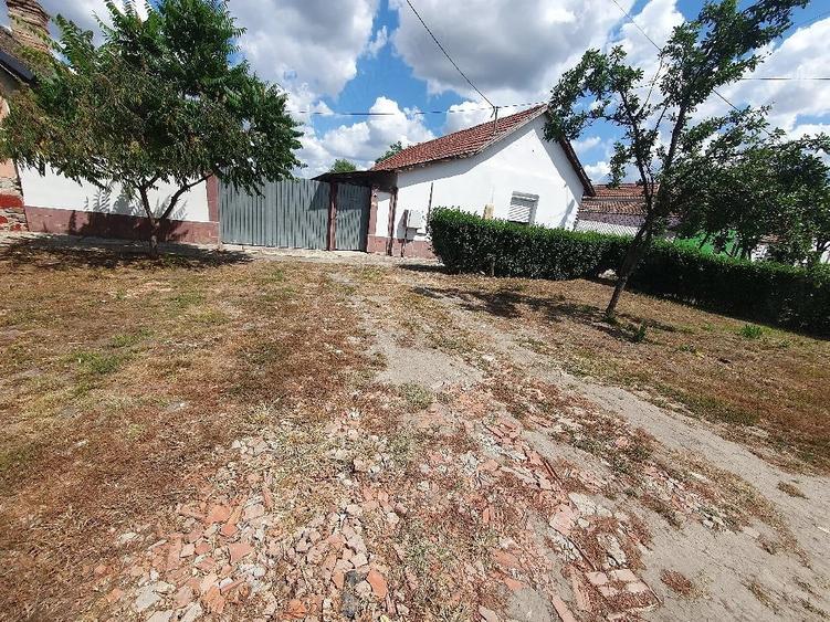 Casă cu 2 camere cu Teren 731 Mp în Turnu
