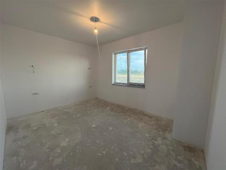Casă cu 4 camere cu Teren 471 Mp în Cihei