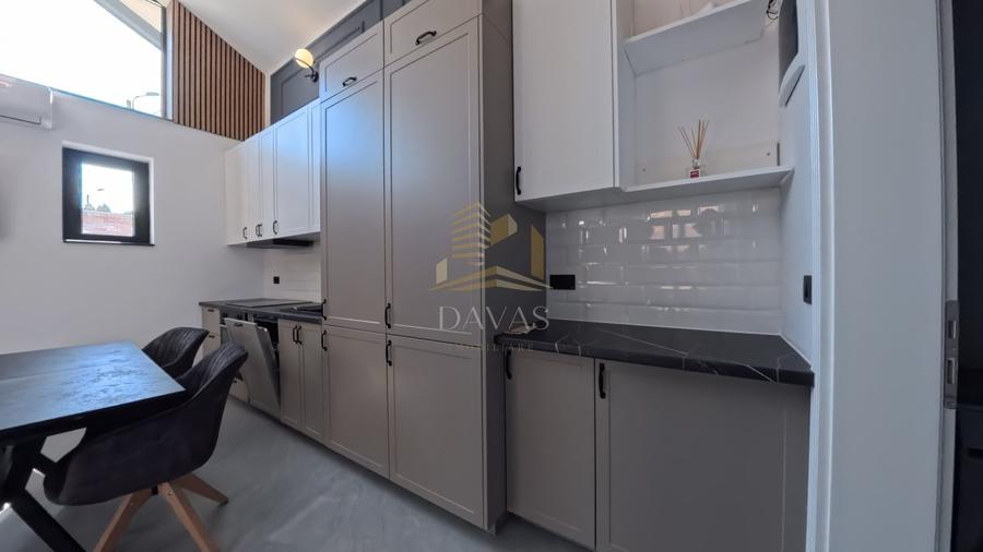 Apartament cu 3 camere semidecomandat, mobilat în Între Lacuri