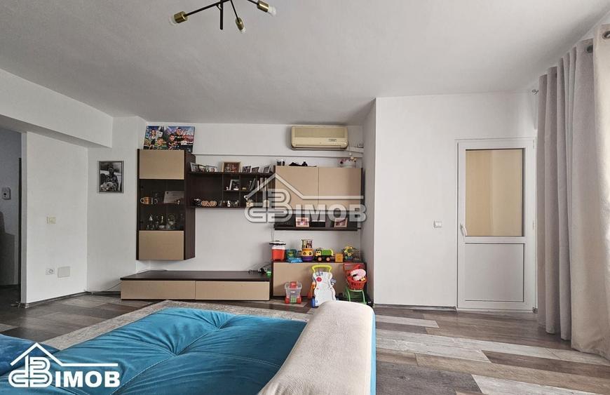 Apartament cu 3 camere decomandat, mobilat în Micro 11