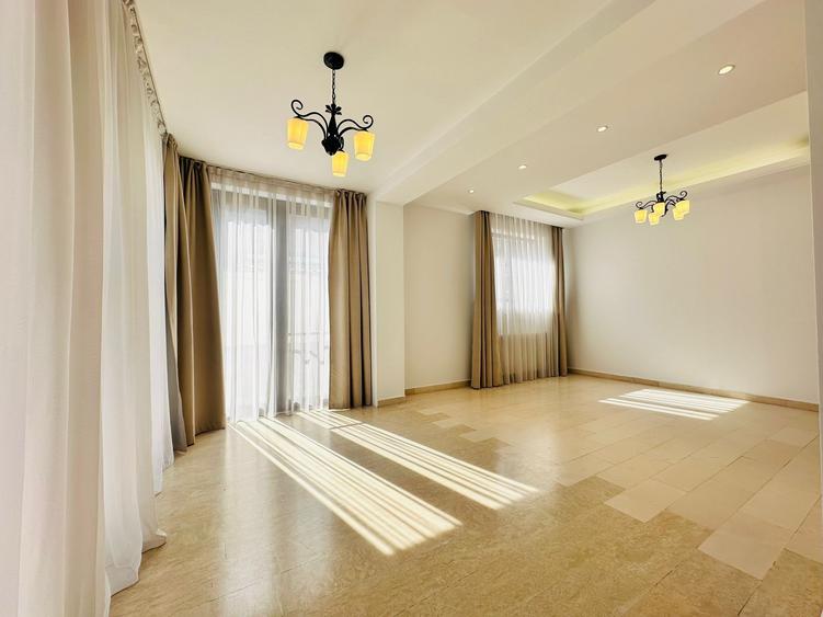 Duplex cu 9 camere cu Canalizare în Central