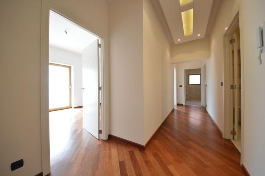 Apartament cu 5 camere decomandat în Primăverii