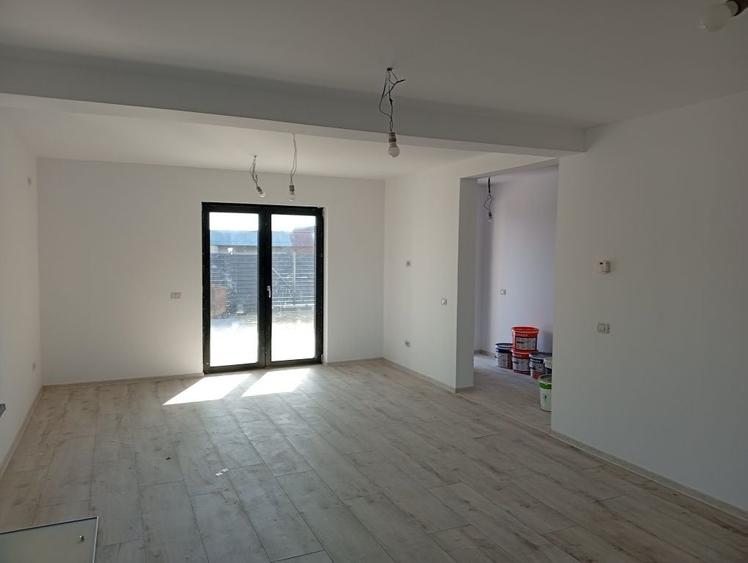 Casă cu 4 camere cu Teren 400 Mp în Bradu