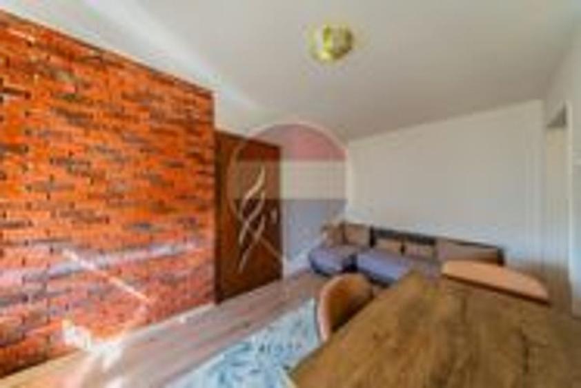 Apartament cu 2 camere semidecomandat, mobilat în Intim