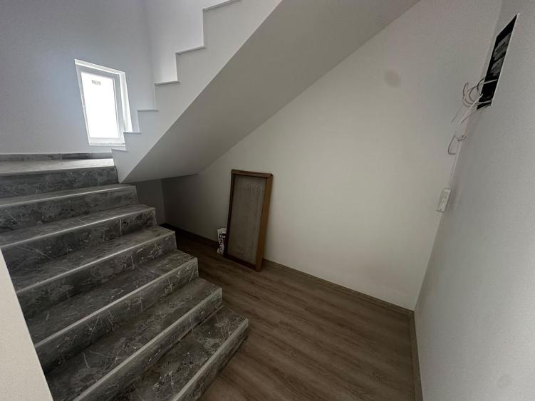 Duplex cu 5 camere cu Canalizare în Exterior Vest
