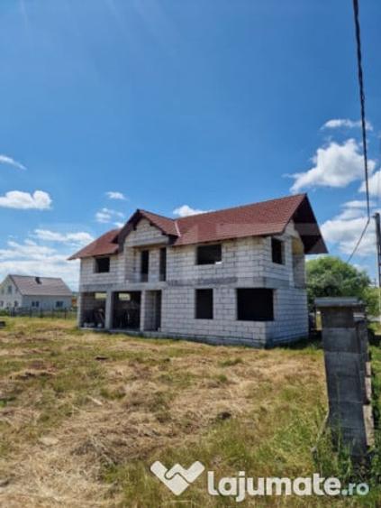 Casă cu 4 camere cu Teren 5600 Mp în Central