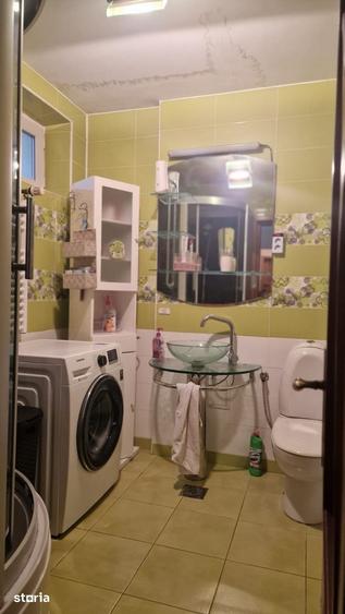 Apartament cu 3 camere semidecomandat, mobilat în Central