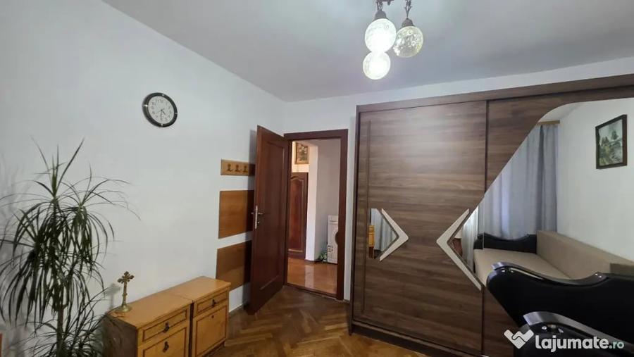 Apartament cu 3 camere decomandat în Aradului