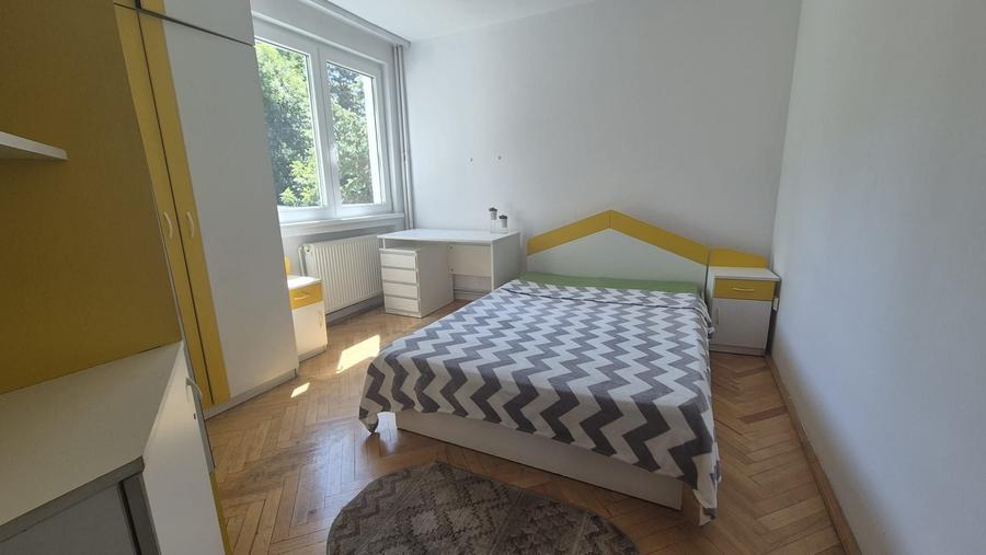 Apartament cu 3 camere decomandat în Cornișa