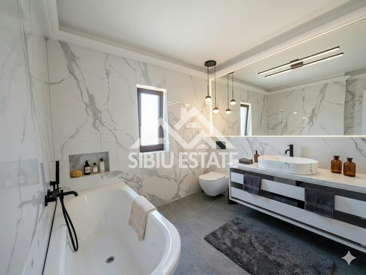 Duplex cu 4 camere cu Canalizare în Șura Mare