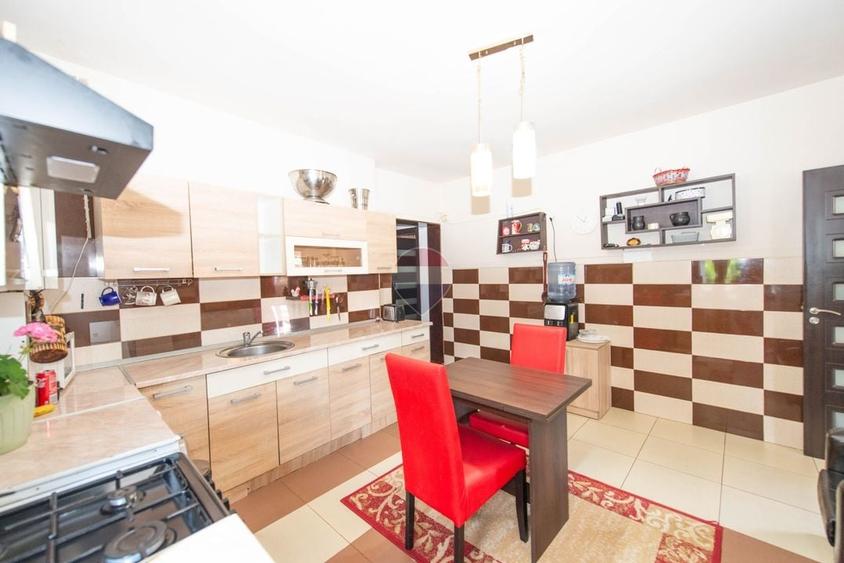 Casă individuală cu 7 camere cu Teren 383 Mp în Berceni