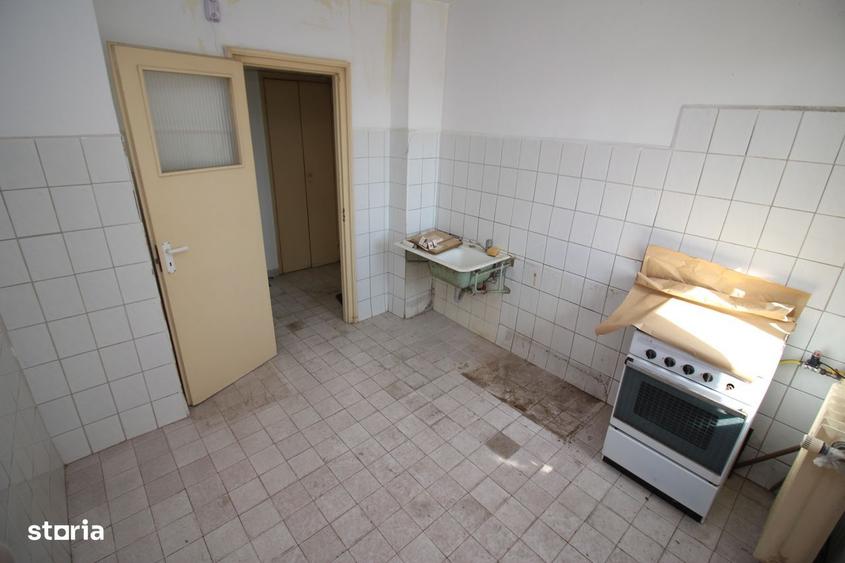 Apartament cu 3 camere semidecomandat în Titan