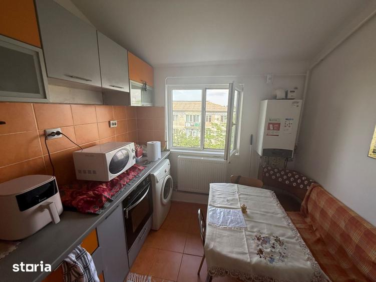 Apartament cu 3 camere semidecomandat, mobilat în Km 4