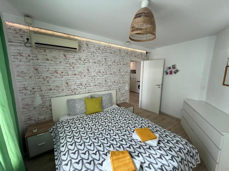 Apartament cu 2 camere semidecomandat, mobilat în P-ța Universității