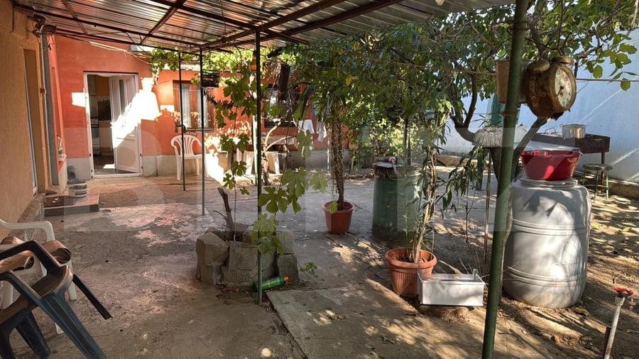 Casă individuală cu 5 camere cu Teren 1350 Mp în Periferie