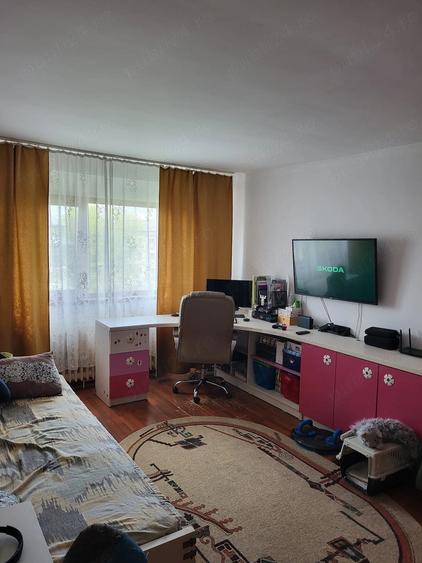 Apartament cu 3 camere decomandat în Nicolina