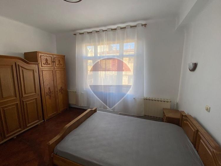 Apartament cu 3 camere decomandat în Periferie