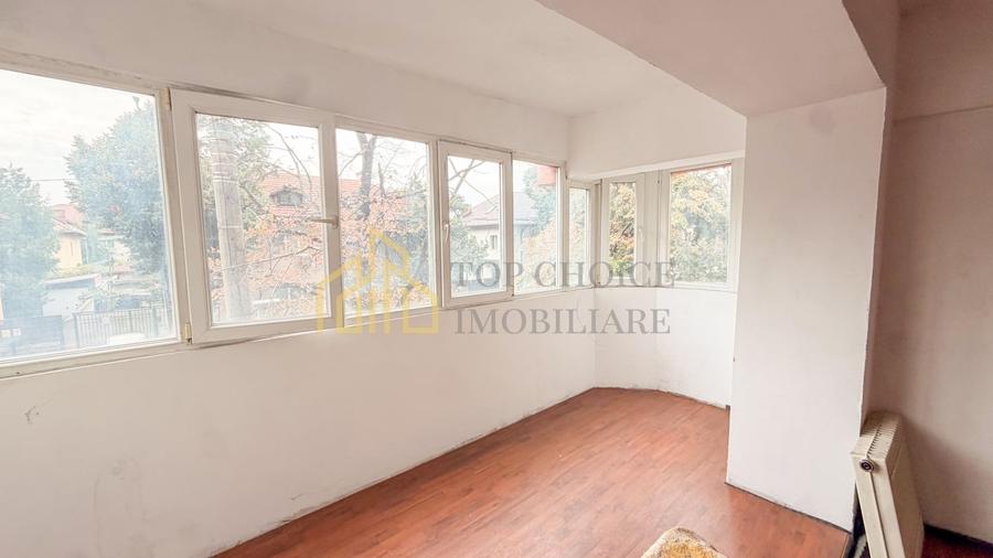 Apartament cu 3 camere semidecomandat, mobilat în Tei