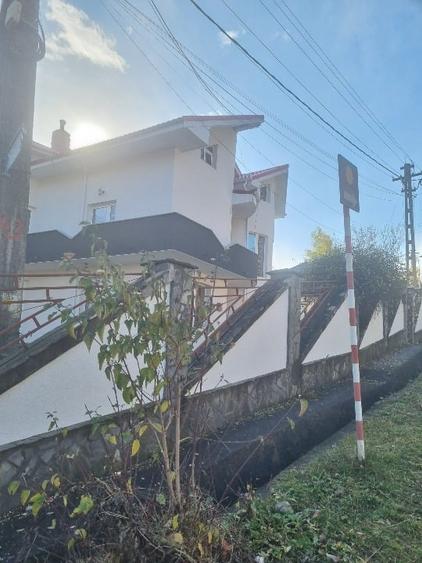 Casă individuală cu 10 camere cu Teren 785 Mp în Central