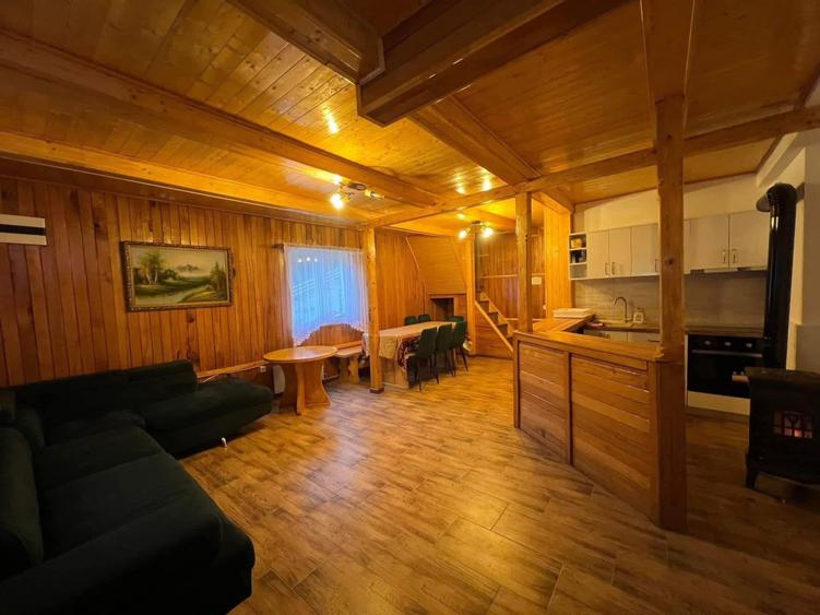 Casă individuală cu 8 camere cu Canalizare în Colibița