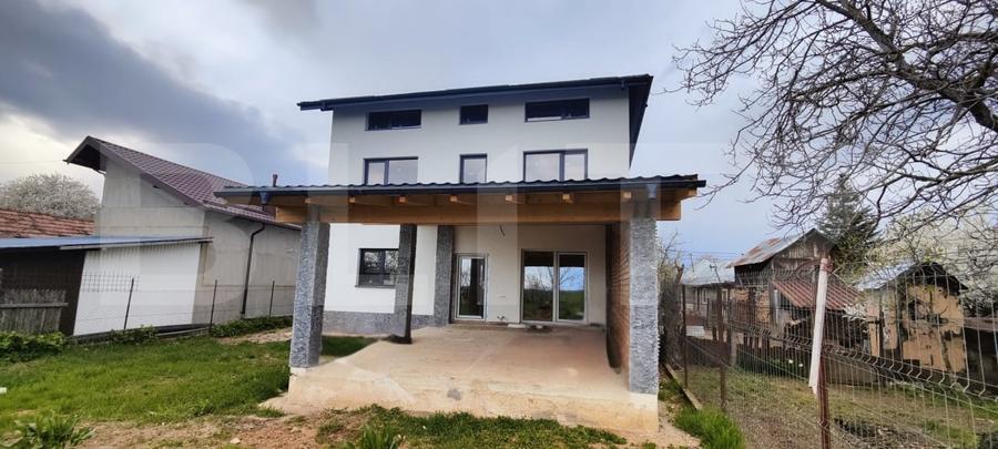 Casă individuală cu 15 camere cu Canalizare în Dumbrava