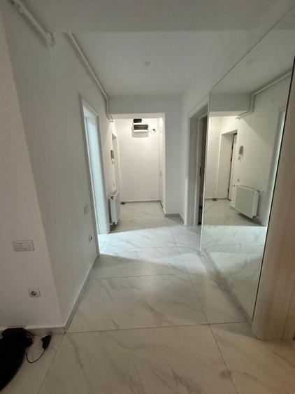 Apartament cu 4 camere semidecomandat în Est