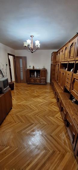 Apartament cu 3 camere decomandat în Exterior Vest