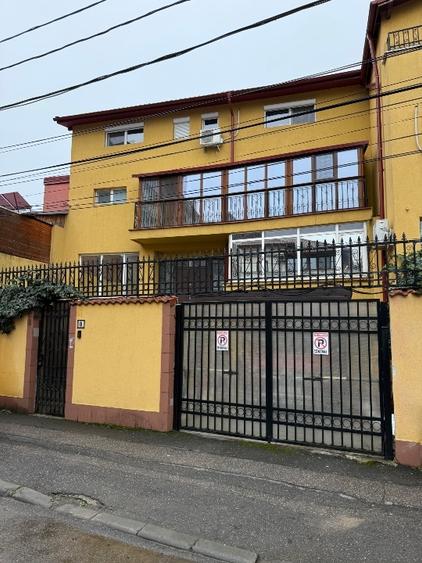 Casă individuală cu 10 camere cu Canalizare în Vatra Luminoasă