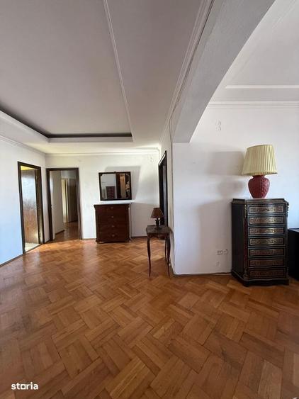 Apartament cu 3 camere în P-ța Universității