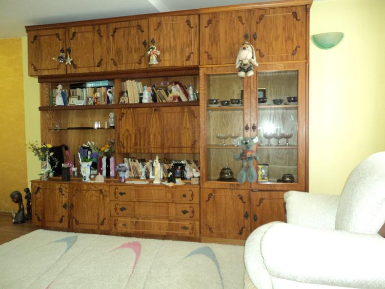 Casă cu 5 camere cu Garaj în Bujoreni