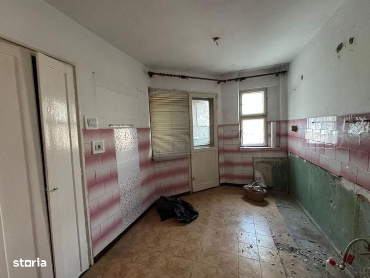 Apartament cu 3 camere semidecomandat în Central