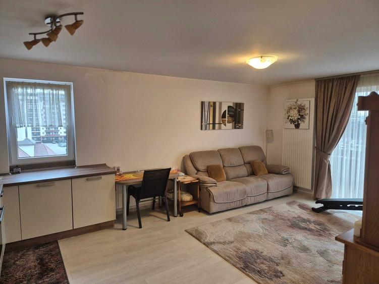 Apartament cu 2 camere decomandat în Tractorul