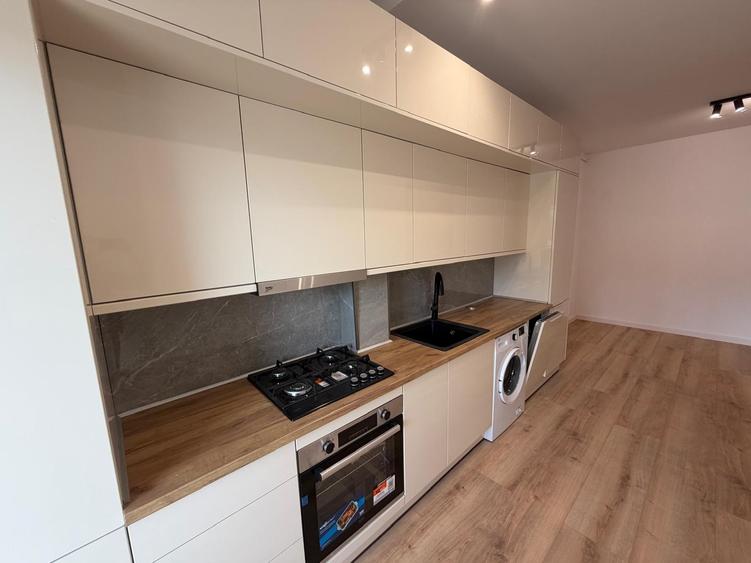 Apartament cu 3 camere semidecomandat în Florești — fotografia 1