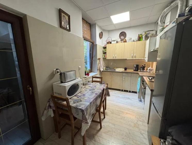 Apartament cu 4 camere decomandat în Cotroceni