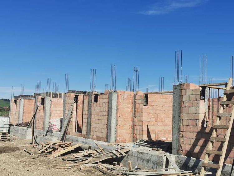 Apartament cu 3 camere decomandat în Sânpetru