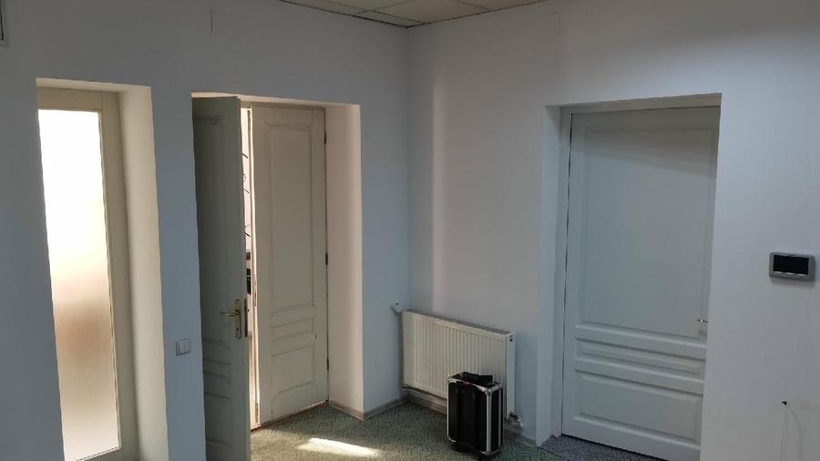 Casă individuală cu 10 camere cu Teren 200 Mp în Central