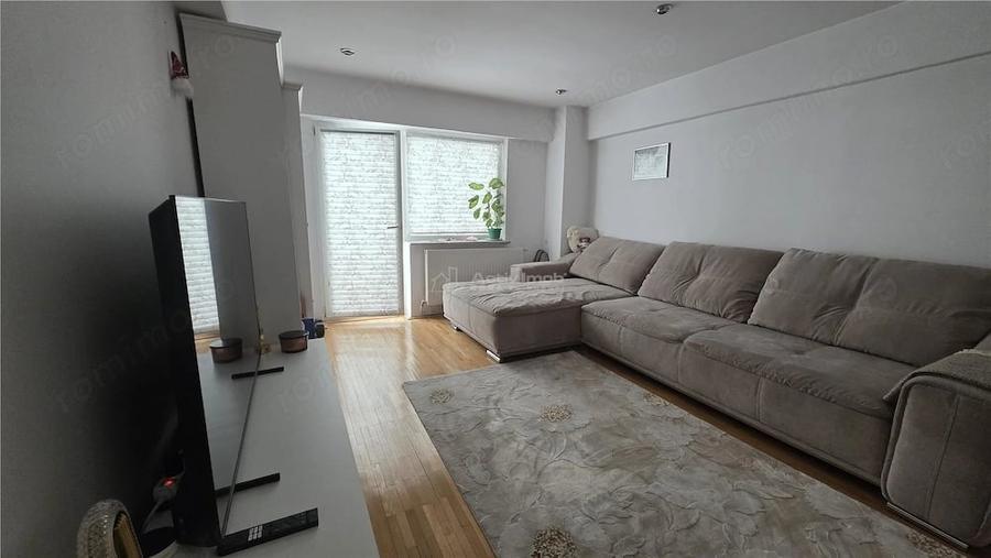 Apartament cu 4 camere decomandat în Sărari