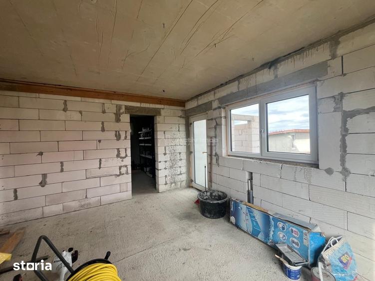 Casă cu 5 camere cu Teren 1414 Mp în Știuca