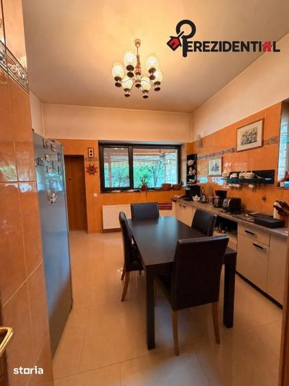 Casă cu 6 camere cu Teren 520 Mp în Văcăresti