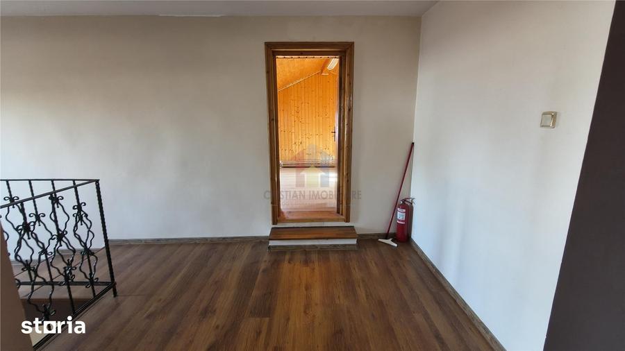 Casă cu 6 camere cu Teren 300 Mp în Tineretului