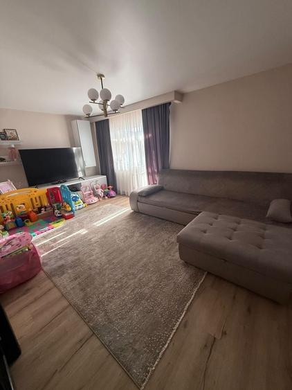 Apartament cu 3 camere decomandat în Tineretului