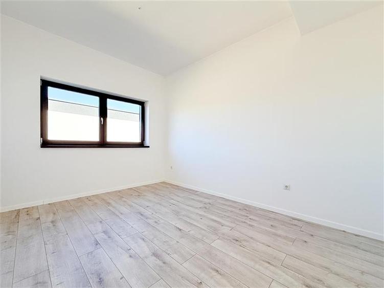Duplex cu 3 camere cu Canalizare în Exterior Est