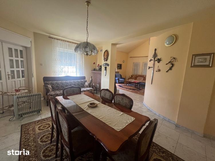 Casă cu 9 camere decomandat cu Teren 3000 Mp în Vladimirescu