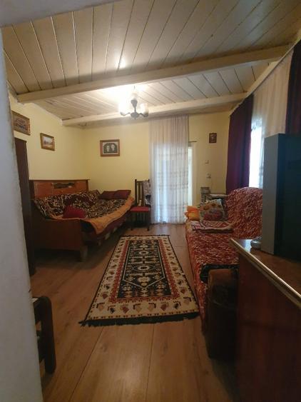 Casă individuală cu 2 camere cu Teren 2400 Mp în Broscăuți