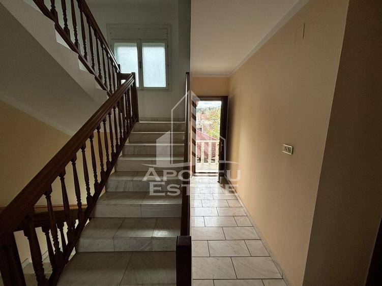 Casă individuală cu 12 camere cu Canalizare în Clocotici