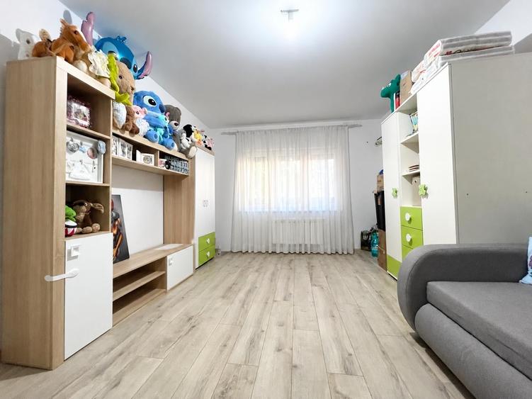 Apartament cu 3 camere decomandat, mobilat în Soarelui